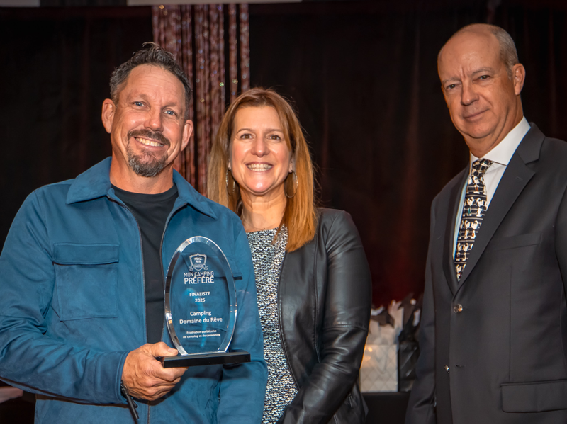 Hugo Tremblay, Annie Berthiaume (Camping Domaine du Rêve) et Alain Boyer (président FQCC) - Magazine Camper