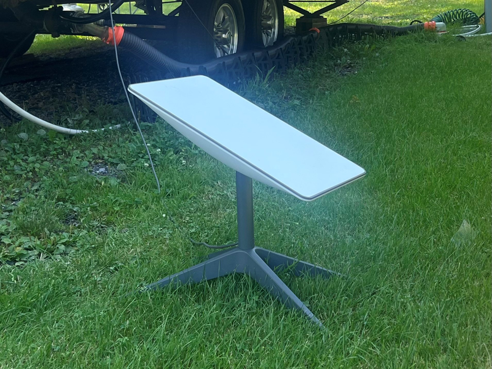 En plus de permettre une vitesse inégalée en matière de transfert des données internet, un des grands avantages du modèle de base sur trépied du système Starlink est de pouvoir être déplacé à volonté afin d’obtenir une vision sans obstacle du ciel. - Magazine Camper