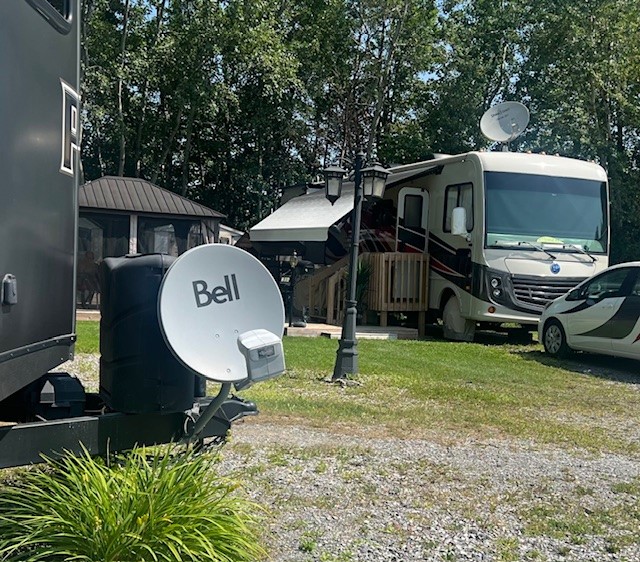 Encore utilisées au Canada, les antennes paraboliques permettant d’écouter la télé transmise par satellite, ne sont plus d’aucune utilité aux États-Unis puisque les émissions canadiennes ne peuvent plus être captées dans la quasi-totalité des États. L’application de nouvelles normes a donc rendu cette technologie obsolète. - Magazine Camper