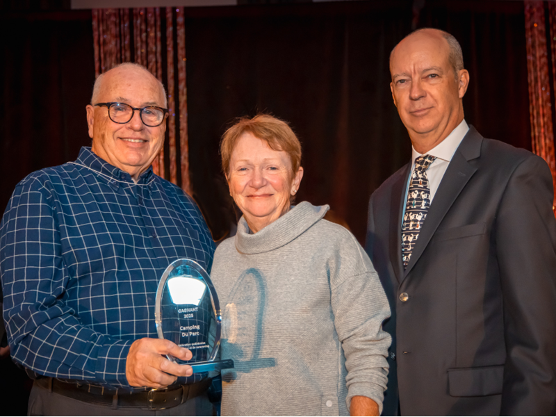Gilles Roberge, Suzanne Loiselle (Camping du Parc) et Alain Boyer (président FQCC) - Magazine Camper