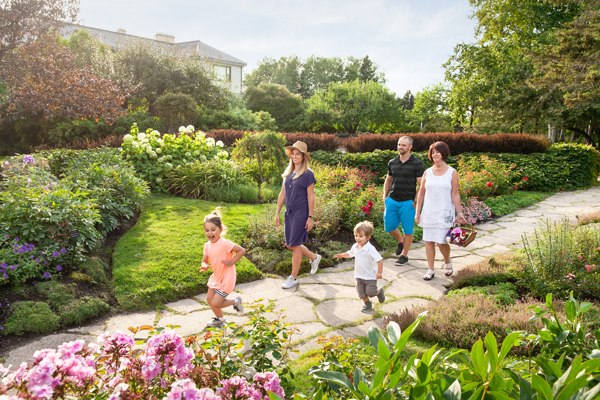 Les jolis sentiers des Jardins de Métis raviront toute la famille. Crédit: Tourisme Gaspésie/Roge St-Laurent - Magazine Camper