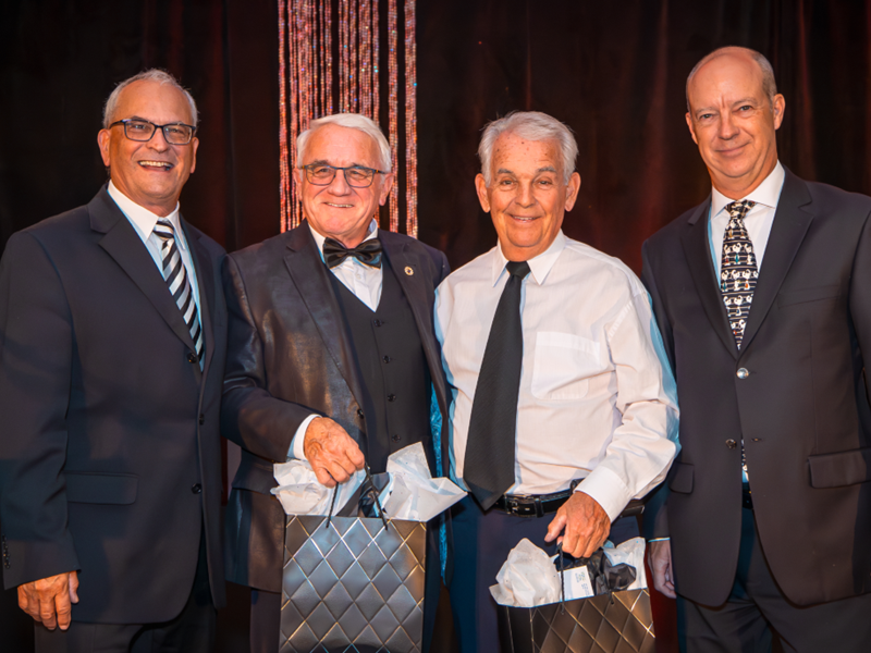 Yves Vermette (vice-président FQCC) - 𝗬𝘃𝗼𝗻 𝗚𝗶𝗹𝗯𝗲𝗿𝘁 (𝟭𝟰 𝗮𝗻𝘀) et 𝗝𝗮𝗰𝗾𝘂𝗲𝘀 𝗟𝗲𝗵𝗼𝘂𝘅 (𝟭𝟰 𝗮𝗻𝘀) - Alain Boyer (président FQCC) - Magazine Camper