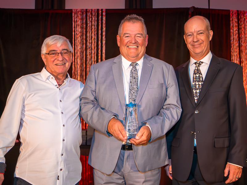 Jean-Pierre Parenteau (trésorier FQCC), 𝗠𝗶𝗰𝗵𝗲𝗹 𝗚𝗶𝗿𝗮𝗿𝗱, Alain Boyer (président FQCC) - Magazine Camper