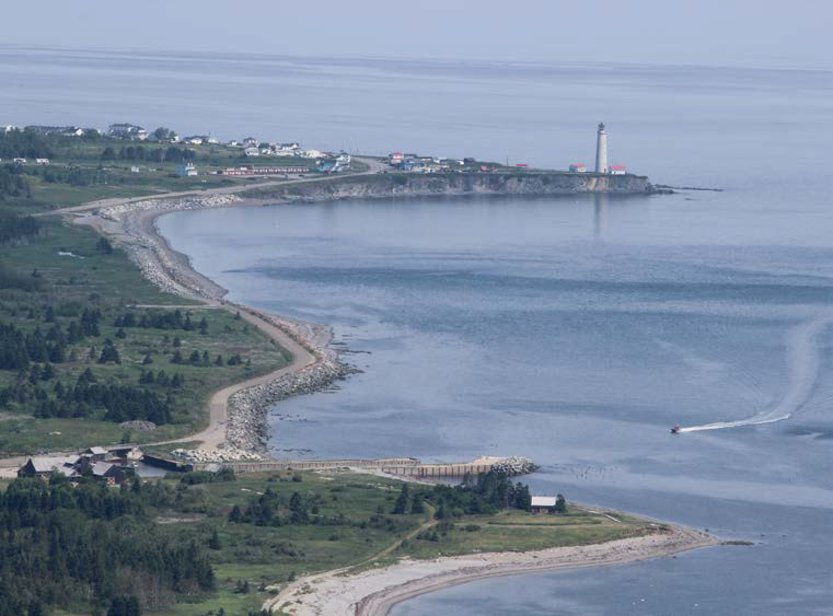 La tour d’observation du mont Saint-Alban permet d’apercevoir au loin le phare de Cap-des-Rosiers, le plus haut au Canada. - Magazine Camper