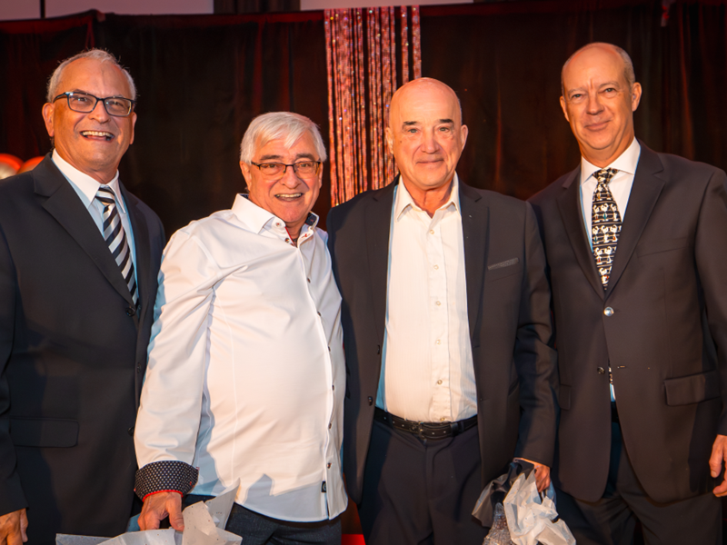 Yves Vermette (vice-président FQCC) - 𝗝𝗲𝗮𝗻-𝗣𝗶𝗲𝗿𝗿𝗲 𝗣𝗮𝗿𝗲𝗻𝘁𝗲𝗮𝘂 (𝘁𝗿𝗲́𝘀𝗼𝗿𝗶𝗲𝗿 𝗙𝗤𝗖𝗖 - 𝟮𝟮 𝗮𝗻𝘀) et 𝗔𝗹𝗮𝗶𝗻 𝗣𝗿𝗼𝘂𝗹𝘅 (𝟮𝟮 𝗮𝗻𝘀) - Alain Boyer (président FQCC) - Magazine Camper