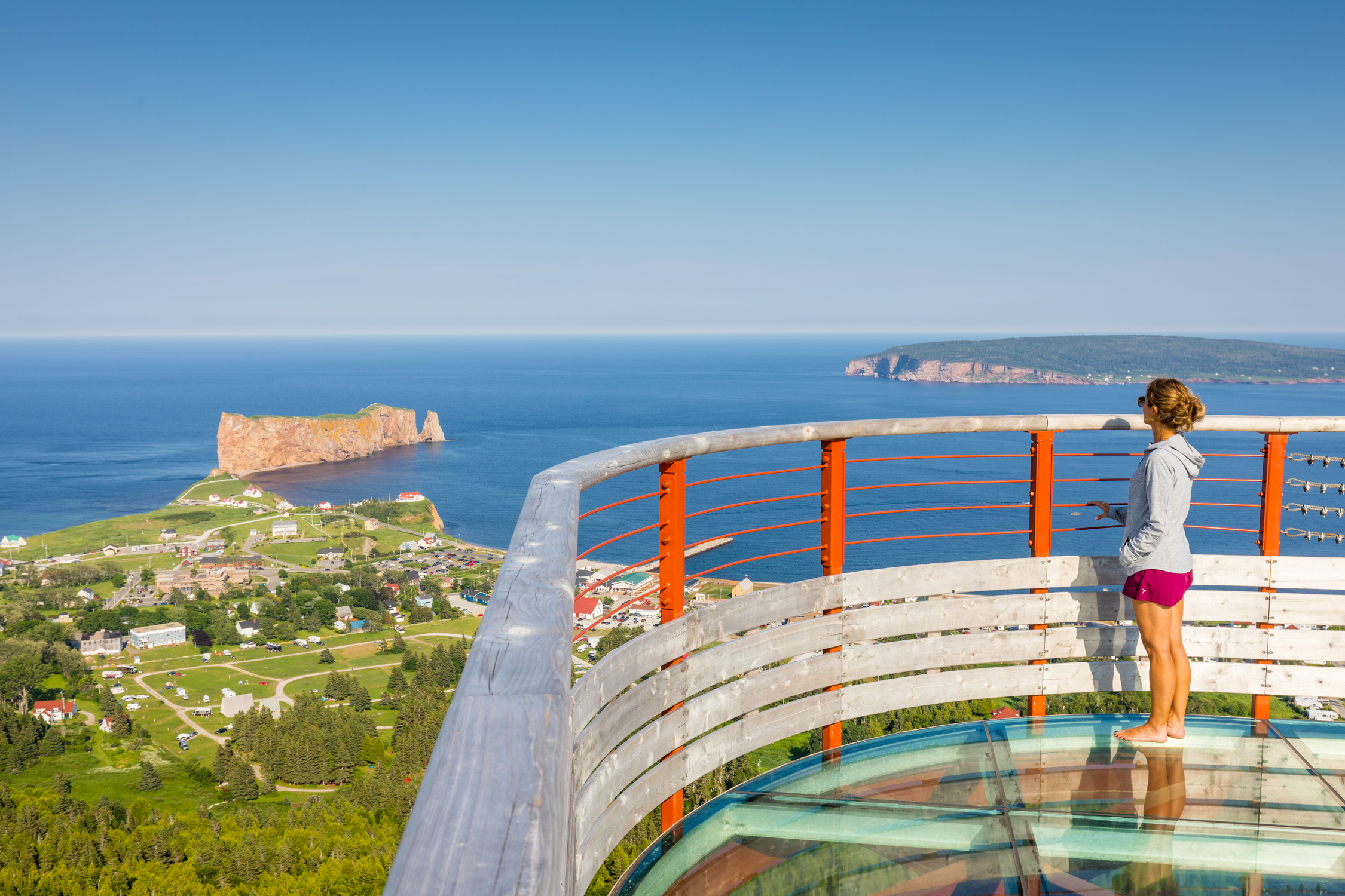 La plateforme vitrée suspendue au sommet du mont Sainte-Anne offre une vue imprenable sur Percé et ses environs. Crédit: Tourisme Gaspésie/Mathieu Dupuis - Magazine Camper