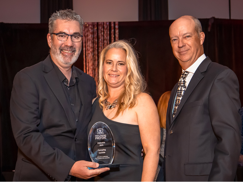 Vincent Nadeau et Cindy Pellerin (Camping Luciole) et Alain Boyer (président FQCC) - Magazine Camper