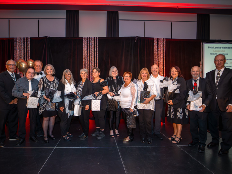 Yves Vermette (vice-président FQCC) -  𝗖𝗮𝘁𝗲́𝗴𝗼𝗿𝗶𝗲 𝗹𝗼𝗻𝗴𝗲́𝘃𝗶𝘁𝗲́ 𝟲 𝗮𝗻𝘀: Yvon Dubé, Jean-Guy Renaud, Jasmine Brisson, Louise Maziade, Marie-Anne Bernier, Nancy Bissonnette, Lorraine D. Dion, Sylvie Lefebvre, Marie-Josée Rémillard, Pierre D’Avignon, Colette Martel, Denis Boudreau. - Alain Boyer (président FQCC) - Magazine Camper