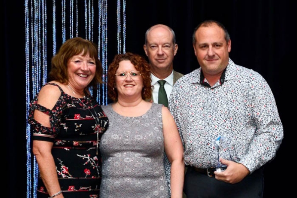 De gauche à droite, Johanne Grenier (présidente du conseil d’administration de la FQCC), Audrey Simard (conjointe de M. Plante), Alain Boyer (vice-président du conseil d’administration de la FQCC), Sébastien Plante. - Magazine Camper