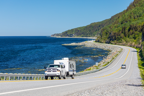 La route 132 côtoie le fleuve Saint-Laurent pour des panoramas époustouflants. Tourisme Gaspésie. Crédit: Mathieu Dupuis - Magazine Camper