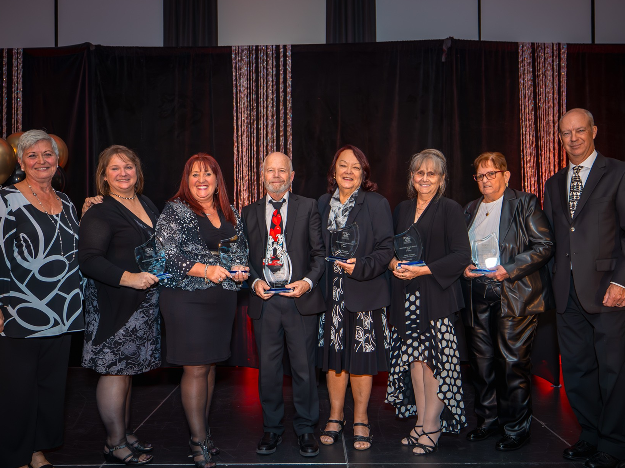 Francine Nault (ex-secrétaire FQCC), 𝗣𝗿𝗶𝘅 𝗥𝗵𝗲́𝗮𝘂𝗺𝗲-𝗕𝗼𝗶𝘃𝗶𝗻 𝟭𝗲̀𝗿𝗲 𝗽𝗹𝗮𝗰𝗲 - 𝗔𝗥𝗖𝗖 𝗠𝗼𝗻𝘁𝗿𝗲́𝗮𝗹/𝗟𝗮𝘃𝗮𝗹/𝗟𝗲𝘀 𝗧𝗿𝗼𝗶𝘀 𝗟𝗮𝗰𝘀  - Sylvie Tellier (présidente), Nathalie Leduc (vice-présidente), Denis Boudreau (secrétaire), Colette Martel (trésorière), Annette Toutant (administratrice), Lisette Paquette Lamontagne (administratrice), Alain Boyer (président FQCC) - Magazine Camper